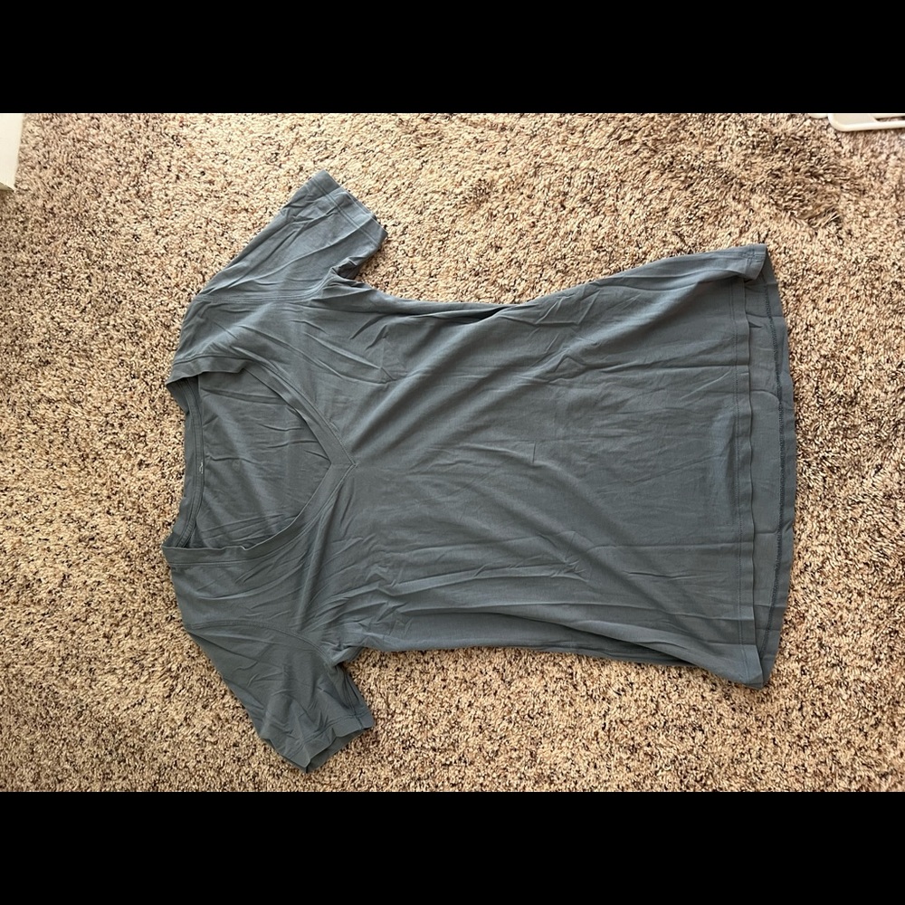 LULULEMON VNECK